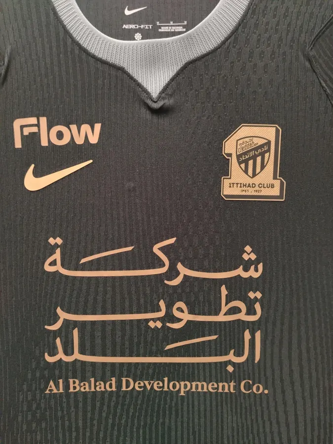 Away shirt, reference photo 5